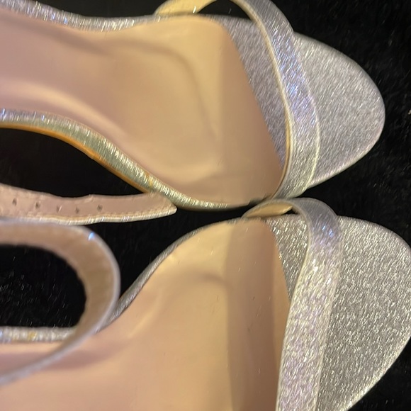 NWOT Silver Glitter 5” Heel Strappy Sandals Party or Season Sandal Block Heel - Picture 8 of 9